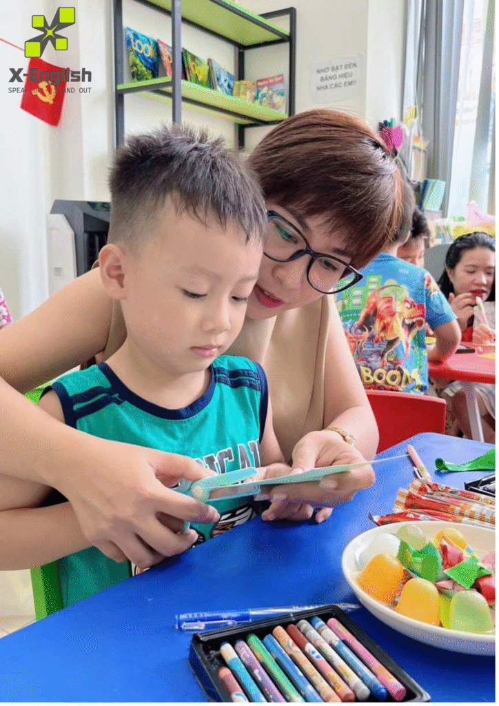 Chọn một từ lễ phép – Viết ra và dán lên cây