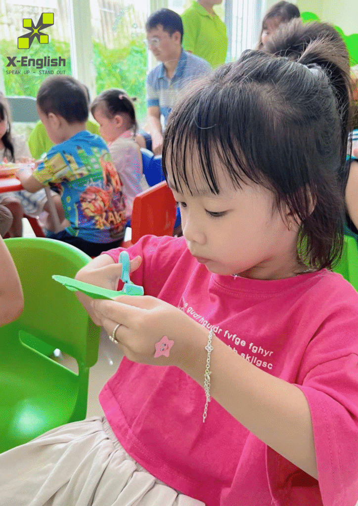 Chọn một từ lễ phép – Viết ra và dán lên cây